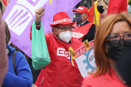 A woman raising her fist at the 2021 International Workers' Day rally in Tarragona (by Eloi Tost)